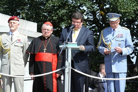 Alexandr Vondra addressing soldiers and audience at the ceremony