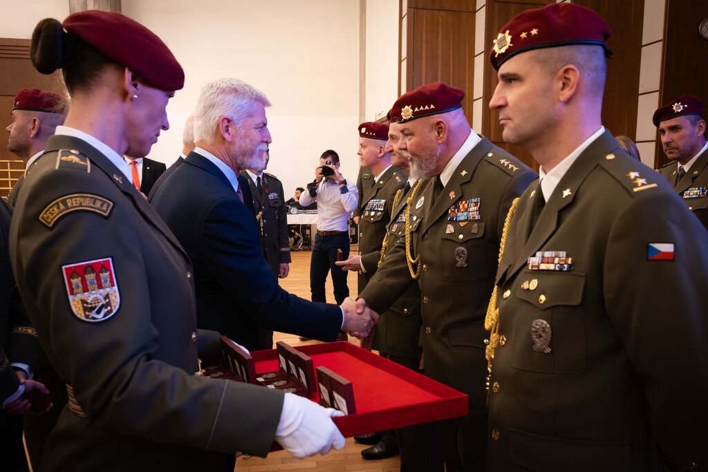 Speciální síly oslavily 20. výročí první bojové mise. O účasti v operaci Trvalá svoboda vznikla unikátní kniha