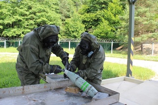 Chemičtí specialisté si na Toxic Leak na Slovensku vyzkoušeli zásah v kontaminovaných prostorech