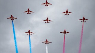 Nad Prahou dnes opět proletí stíhačky, tentokrát v doprovodu akrobatické skupiny RAF Red Arrows