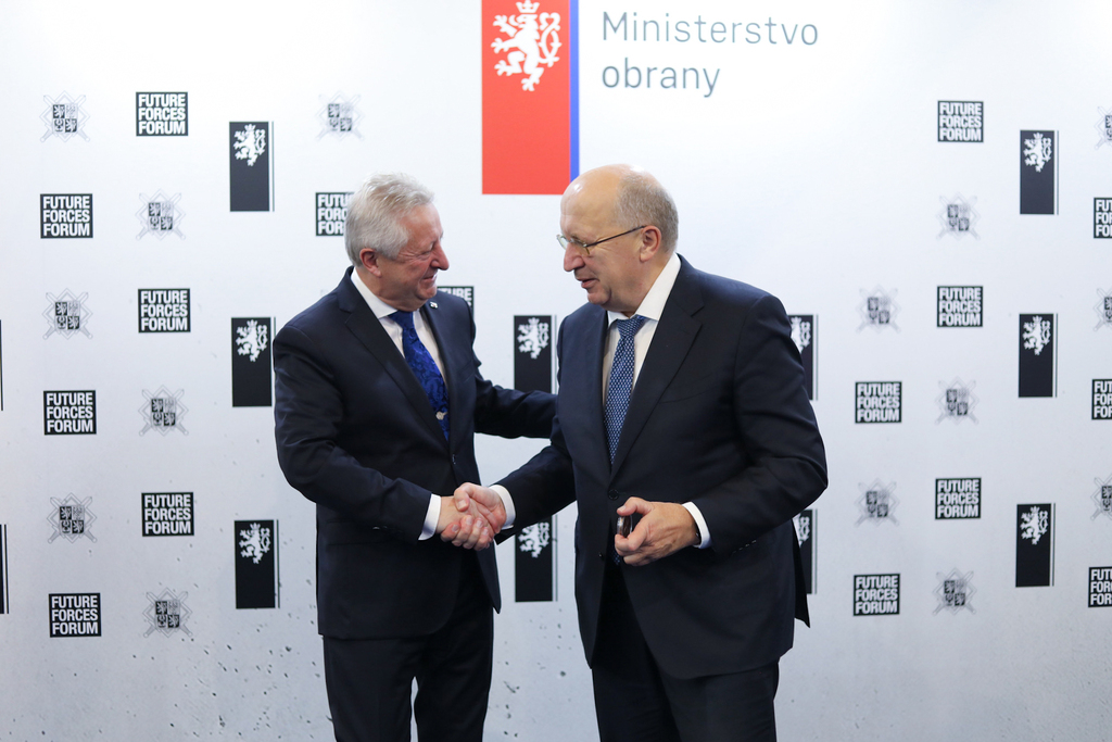 Ministr obrany se sešel s eurokomisařem pro vesmír Kubiliusem