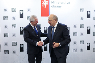 Ministr obrany se sešel s eurokomisařem pro vesmír Kubiliusem