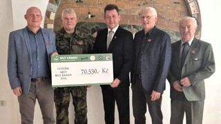 Státní tajemník Petr Vančura převzal šek pro Vojenský fond solidarity