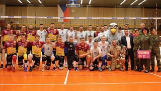 Kladenští Orli hráli na podporu vojáků v misi, nyní přispěli do Vojenského fondu solidarity