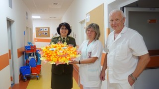 Generálka přivezla dětem ve Vojenské nemocnici Olomouc sluníčka