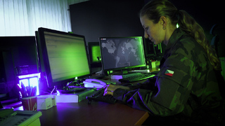 Armádní kybernetici lákají: Elitní práce, náborák a někomu i home office