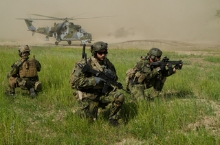 Čeští JTAC naváděli v USA na cíl vrtulník AH-64 Apache