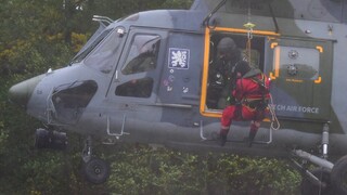 Armádní letečtí záchranáři trénovali na Liberecku, osoby cvičně zachraňovali z komína i vody