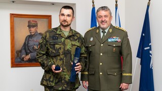 Generál Opata ocenil desátníka Balinta za záchranu života 