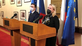 Ministryně obrany i ministr zahraničí věří v mírové zakončení krize na Ukrajině 