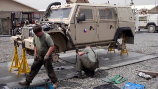 Armádní opraváři dokážou spravit cokoliv: Pandur, pušku i rozbitou kameru TV štábu 