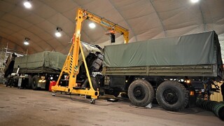 Polní opravárenská hala má i jeřáb a pojme vozidla a speciální dílny