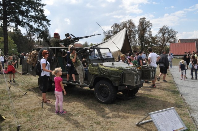 Komorní Hrádek si o víkendu prohlédlo 800 návštěvníků, lákala je hlavně vojenská technika