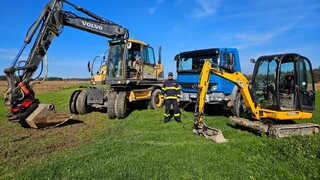 Vojenský hasič zasahoval při povodních s vlastním bagrem