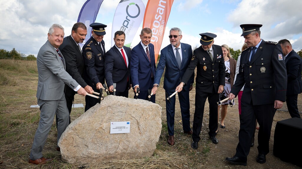 Ministr obrany v Karlových Varech zahájil stavbu SOS 112 a představil projekt pro důstojníky v záloze