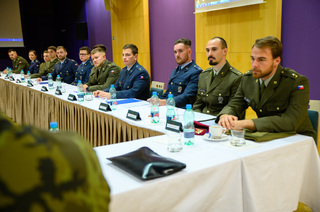 Mladí důstojníci se setkali s generálem Řehkou a vrchním praporčíkem Smikem