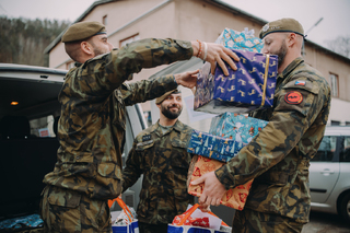 Dělostřelci splnili přání dětem z dětských domovů, kromě dárků vyjedou i na lyžařské kurzy