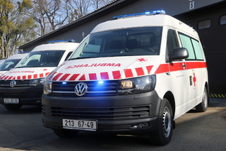 Generál Bubeník předal v Centru zdravotnického materiálu v Bystřici pod Hostýnem nové sanitní vozy