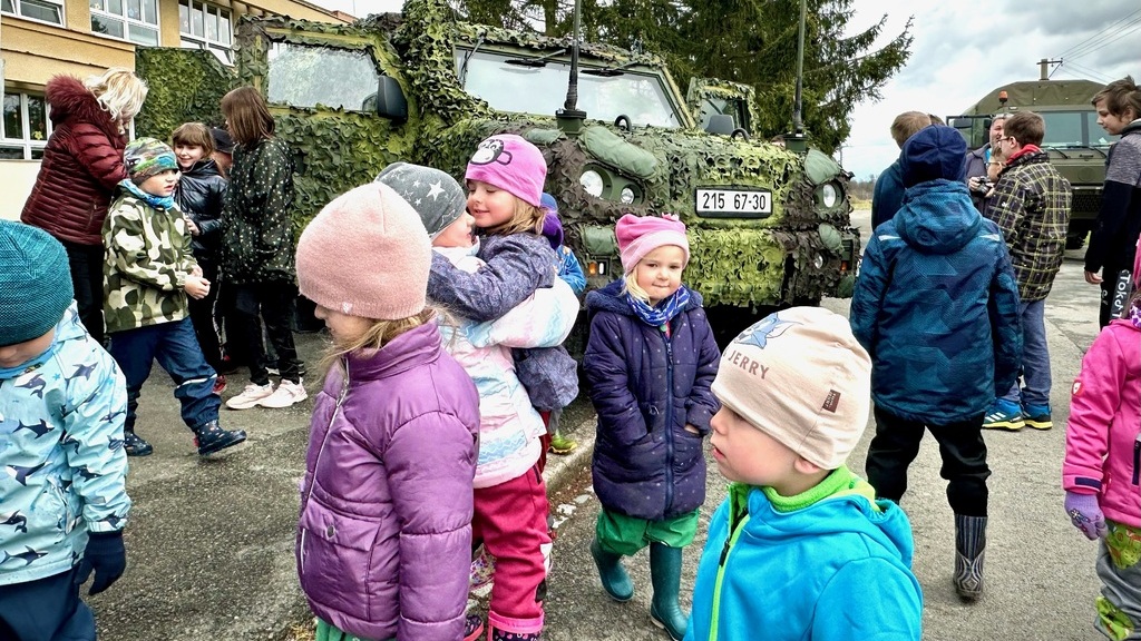 Dělostřelci učili děti na Plzeňsku základy přežití