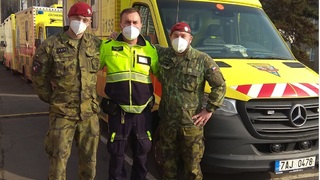 Půl roku bez padáků a v hlavním městě. Výsadkáři pomáhají jako řidiči pražským záchranářům