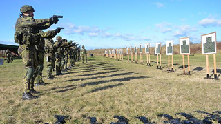 Vojáci potřebují ruční zbraně, ministr obrany o nákupu informoval vládu 