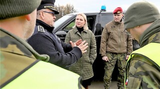 Ministryně obrany a náčelník Generálního štábu navštívili vojáky nasazené na ochranu státní hranice