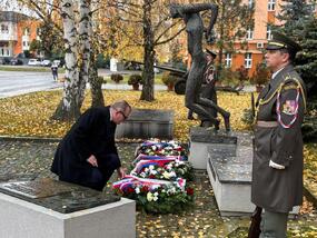 Představitelé resortu obrany a armády uctili památku Jana Opletala, na tragické události roku 1939 se vzpomínalo také v ruzyňských kasárnách