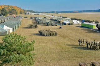 O vojáky, kteří se připravují na nedělní slavnostní přehlídku, se stará sto čtyřicet osob