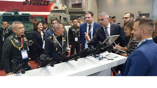 Ministr obrany Lubomír Metnar podpořil české firmy na zbrojním veletrhu v Thajsku