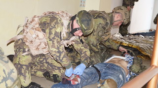 Patnáct vojáků z Bučovic trénovalo ošetřování pacienta v polních podmínkách