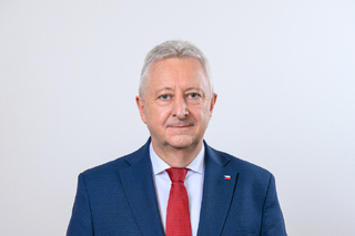 Nákupy bez zprostředkovatelů, rekordní rozpočet i nábor: Ministr obrany předstoupil před Sněmovnu s bilancí výsledků resortu