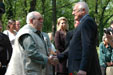 Prezident Václav Klaus se zdraví s předsdou výboru Oni byli první Vladimírem Bystrovem
