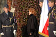 Na smuteční ceremoniál přichází ministryně Vlasta Parkanová