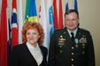 Ministryně obrany udělila vyznamenání generálu Eikenberrymu 1