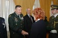 Ministryně obrany udělila vyznamenání generálu Eikenberrymu 5